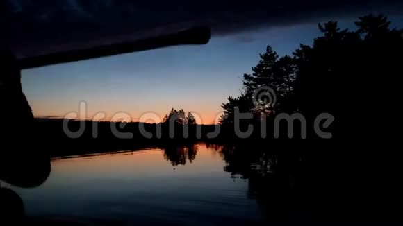日落时欧洲女孩划独木舟拥有美丽的风景和全景视频的预览图