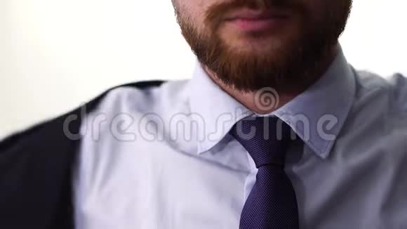 自信的人穿着衬衫带着领带穿上夹克调整领带特写视频的预览图