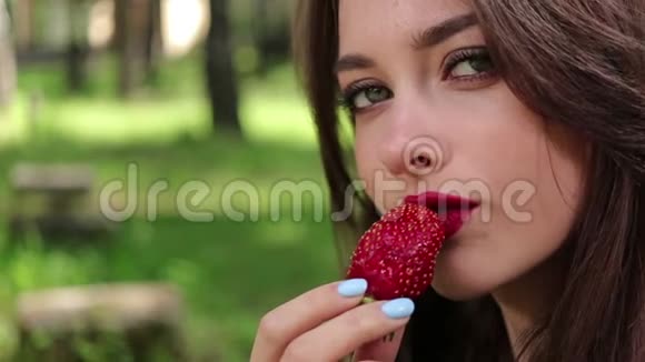 漂亮的女人诱人地吃草莓视频的预览图
