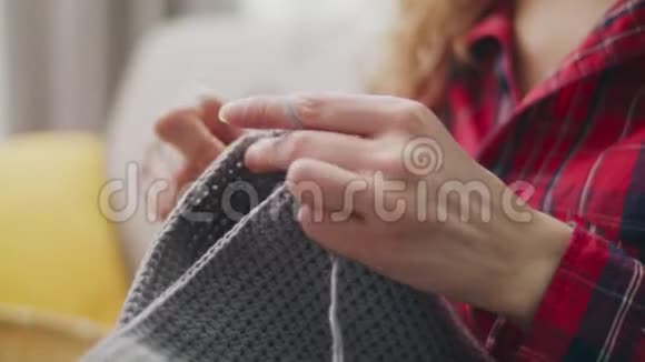 手持特写镜头女人手织视频的预览图