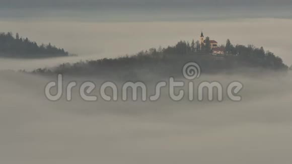 斯洛文尼亚时间流逝的视频在清晨与薄雾笼罩山谷视频的预览图