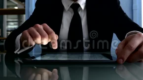 晚上使用数码平板电脑的男人视频的预览图