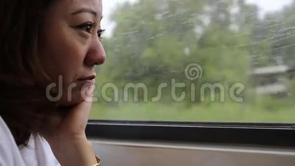 在火车上闭上亚洲女人的脸在视野中微笑视频的预览图