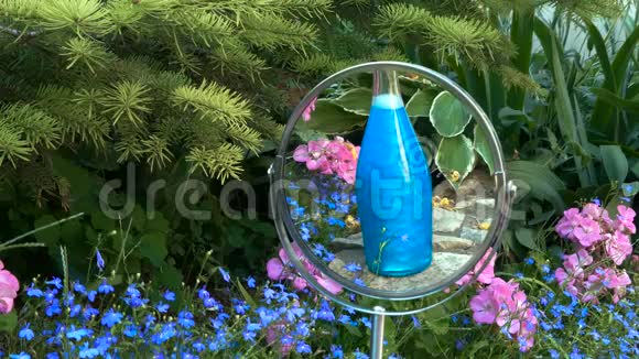 瓶子里的蓝色灵丹妙药反射在镜子里视频的预览图