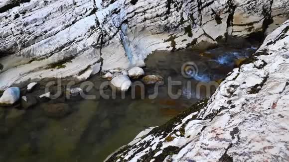 美丽的山河在夏天阳光明媚的天在峡谷里水在石头之间视频的预览图