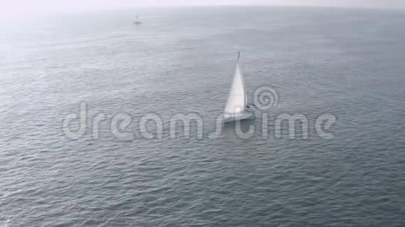 沿着加利福尼亚海岸航行的游艇的空中全景拍摄视频的预览图