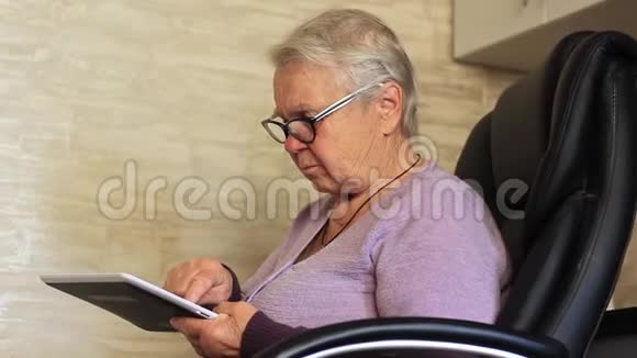 科技年龄和人的概念快乐的老年妇女与平板电脑在家视频的预览图