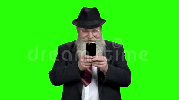 老人在手机上玩游戏视频的预览图