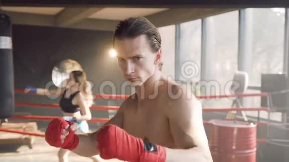 运动员站在拳击场上的肖像视频的预览图
