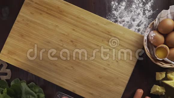 平躺射击厨师把面粉撒到木板上然后擀面团桌面擀面团视频的预览图
