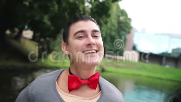 穿着假肌肉衫和领结的帅哥在浮舟上跳舞唱歌视频的预览图
