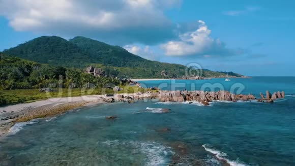 鸟瞰塞舌尔拉迪盖岛惊人的海岸线热带天堂海滩白色游艇花岗岩视频的预览图