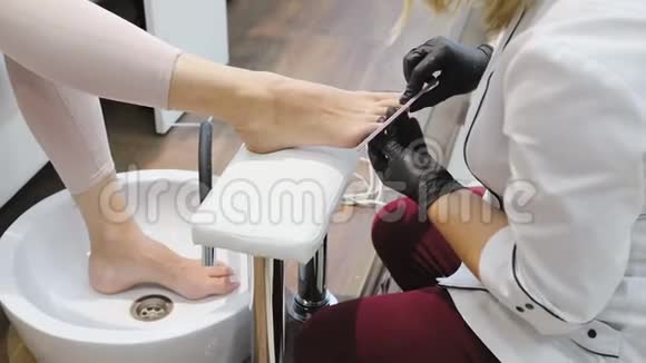 一个在沙龙里修脚的女人美的概念视频的预览图