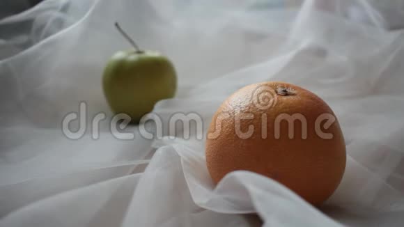 橙色和苹果在轻纺上视频的预览图