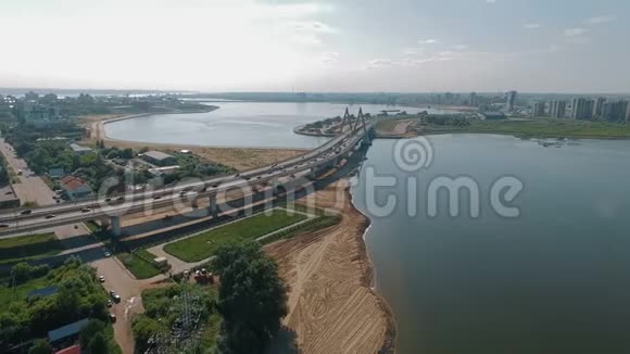俄罗斯喀山千年桥上河川和交通的空中城市景观视频的预览图