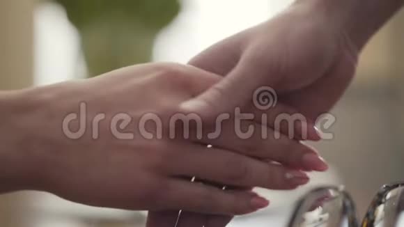 女子和少年握手特写柔嫩的雌性手握着孩子的手掌女心理医生视频的预览图