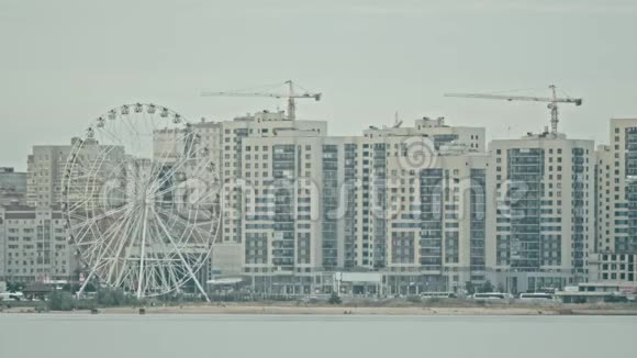 工业概念现代美丽的建筑和建筑起重机的背景视频的预览图
