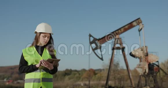 工程师妇女工作的数字平板职业女工程师穿着安全制服和硬帽的肖像视频的预览图