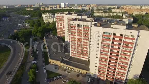 俄罗斯喀山城市鸟瞰图公寓街区和道路交通视频的预览图