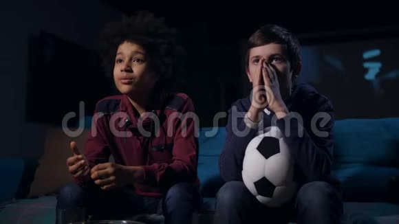少年男孩期待着进球看足球赛视频的预览图