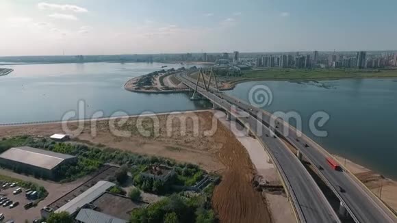 俄罗斯千年桥上交通繁忙的喀山空中夏季景象视频的预览图