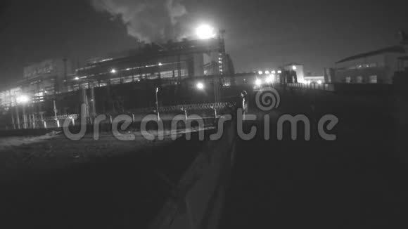 工业设施的夜间活动火灾和爆炸拍摄在监控摄像头上俄罗斯视频的预览图