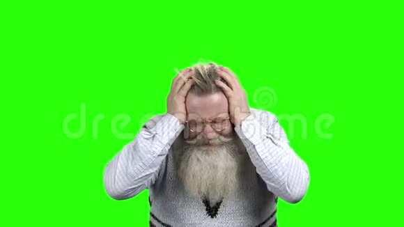 沮丧的老人在绿色的屏幕上视频的预览图