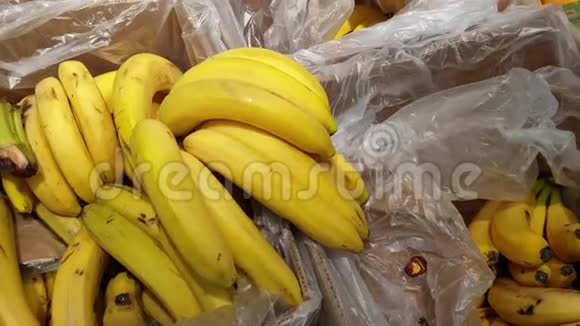 女人在超市买水果买香蕉视频的预览图