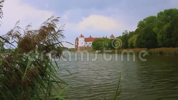 白俄罗斯米尔城湖上的城堡视频的预览图