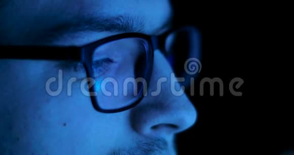 屏幕在黑暗中反射人的眼镜视频的预览图