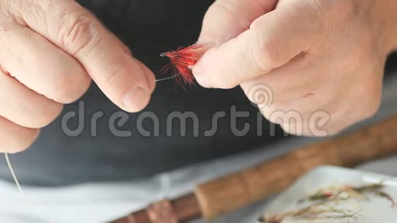 带震颤的渔夫手持人造苍蝇视频的预览图
