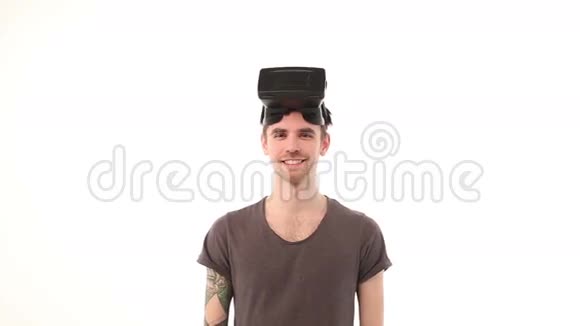 男人喜欢虚拟现实视频的预览图