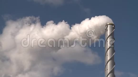 锅炉房烟囱排放大量天空烟雾静态射击视频的预览图