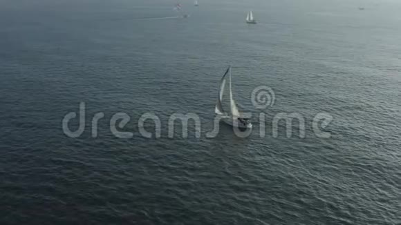 在威尼斯海滩附近沿着加州海岸航行的游艇的无人机全景拍摄视频的预览图
