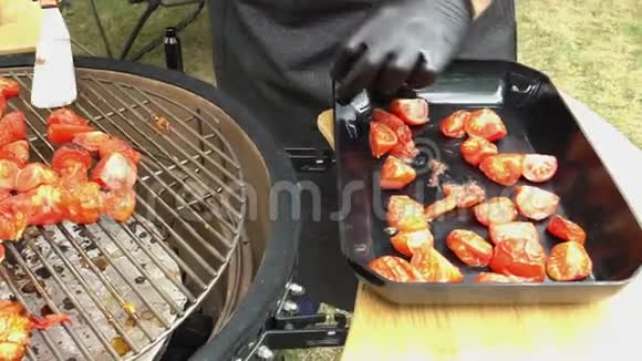 厨师从烤架上取出烤西红柿烧烤比赛手持射击视频的预览图