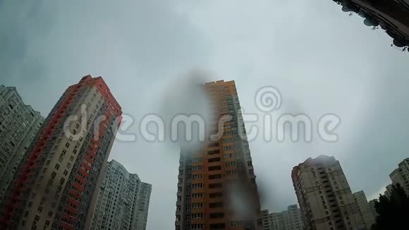 基辅市恶劣的雨天气摩天大楼林立雨滴滴在相机上视频的预览图
