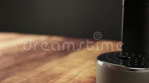 意大利浓咖啡近景一个女人手把杯子放在机器的喷射下咖啡视频的预览图