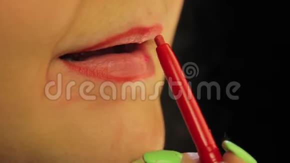 一个女人把她的嘴唇涂成明亮的红色时间跨度视频的预览图