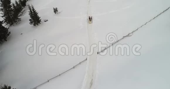罗马尼亚冬季瓦特拉多涅伊的布科维纳鸟瞰镜头视频的预览图