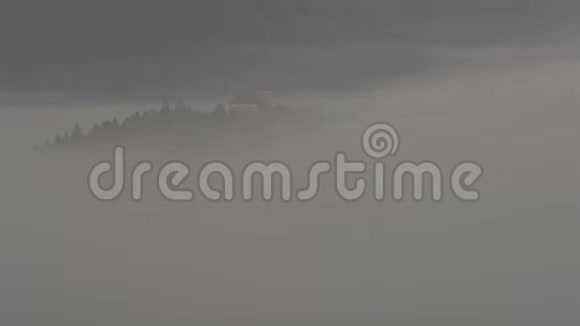 斯洛文尼亚时间流逝的视频在清晨与薄雾笼罩山谷视频的预览图