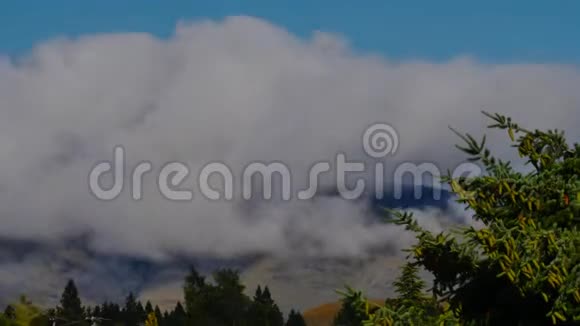 云层聚集在山坡上视频的预览图