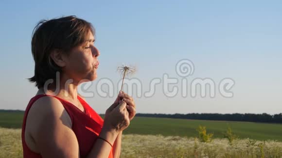 幸福的女人笑着看着一个没有小花的达丹利翁慢动作视频的预览图