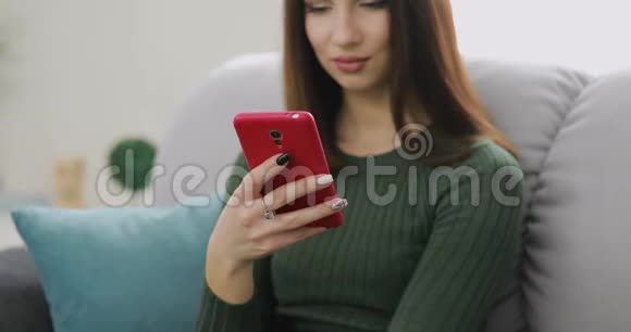 女人展示智能手机的绿色屏幕视频的预览图