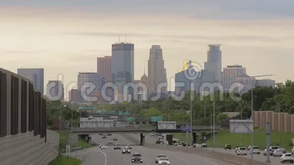 在明尼阿波利斯远处的天际线和前景的高速公路上一片橙色午后灯光视频的预览图