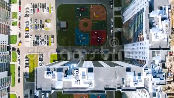 缤纷操场内院内新民居环绕顶部鸟瞰动作明亮的建筑视频的预览图