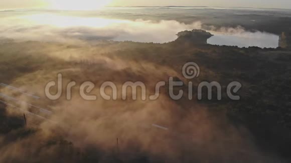 奇妙的雾湖阳光透过树透过阳光戏剧性的五彩缤纷的风景视频的预览图