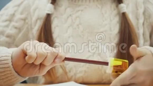 小女学生正在削她的棕色铅笔如果它是锋利的那就嚼视频的预览图