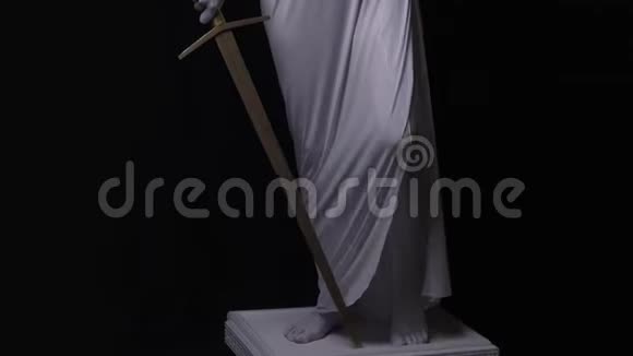 一个女人站在台座上像一座4K的Themis大理石雕像视频的预览图