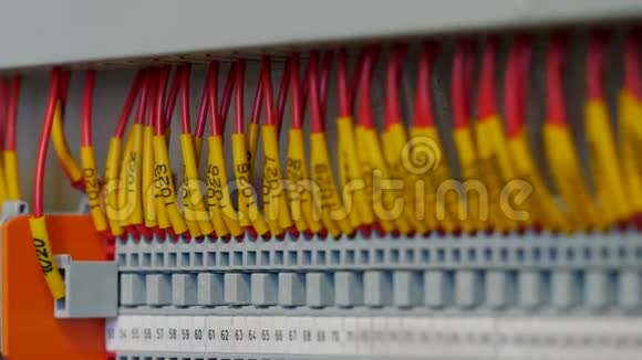 有多个开关和电线的电气控制面板电缆终端插座视频的预览图