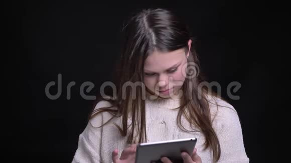 用平板电脑拍摄年轻的积极的白种人女性的特写肖像然后看着相机带着背景微笑视频的预览图